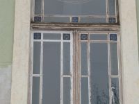 altes Holzfenster mit Ornamentglas