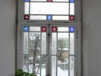 historisches Holzfenster mit Ornamentglas